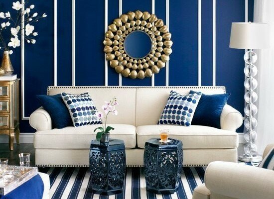 Яркий синий цвет стен и белые элементы декора в гостиной